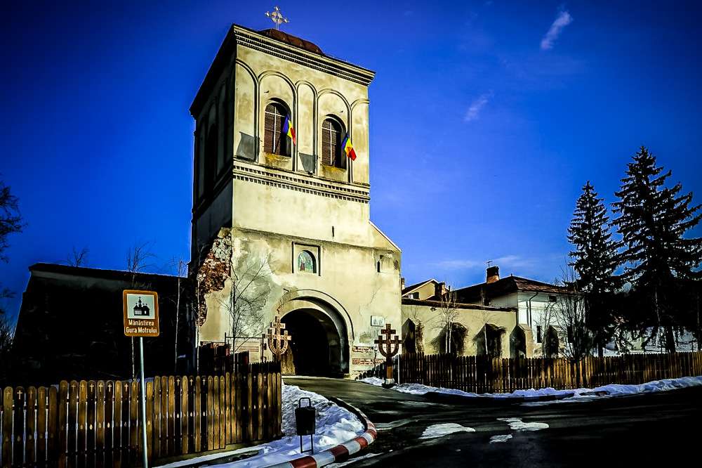 Manastir-Gura-Mortoluiy-Romania-2